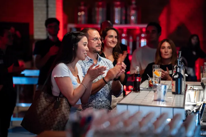 Teilnehmende an der langen Tafel beim Auftaktabend