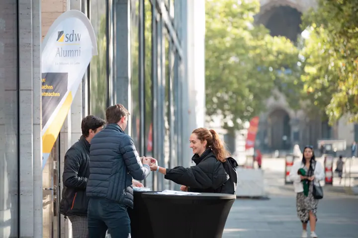 Vor dem Veranstaltungsort YPOG am Kurfürstendamm