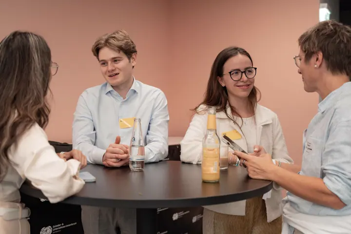 Gespräch am Stehtisch in der Pause