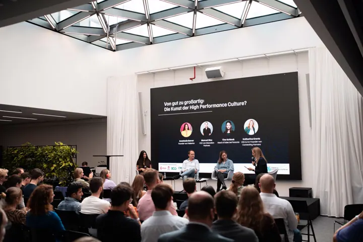 Podiumsdiskussion zur High Performance Culture vor dem Publikum