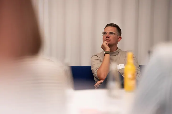 Teilnehmer hört einer Keynote zu
