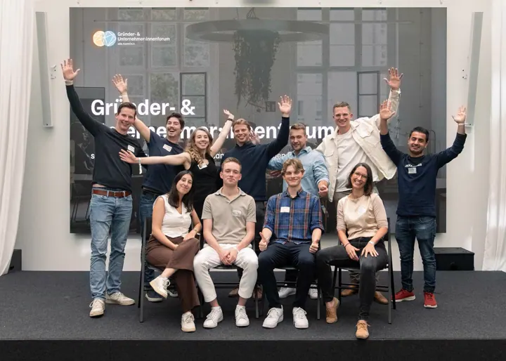 Gruppenfoto des Orga-Teams vor dem GUF-Banner