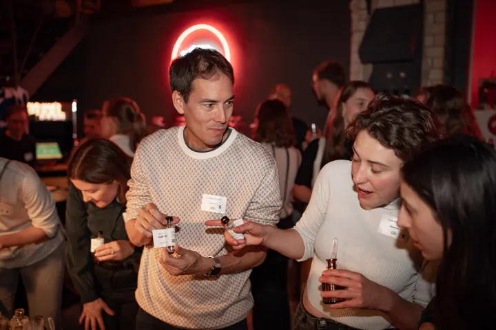 Gäste im Gespräch bei Cocktails