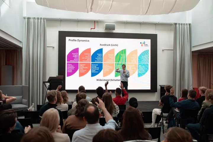Keynote zur Profile-Dynamics-Analyse vor dem Publikum