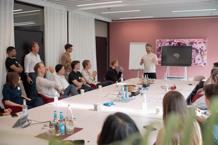 Workshoprunde am langen Tisch