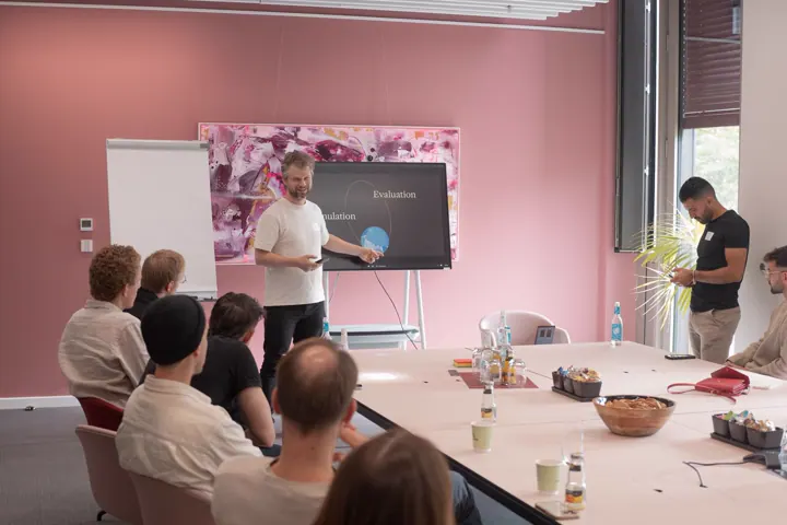 Workshop-Raum mit laufender Präsentation