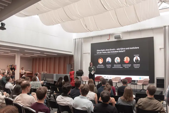 Blick über das Publikum im großen Saal bei YPOG
