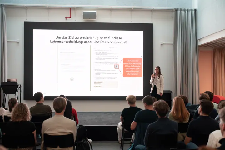 Speakerin vor ihrer Präsentation