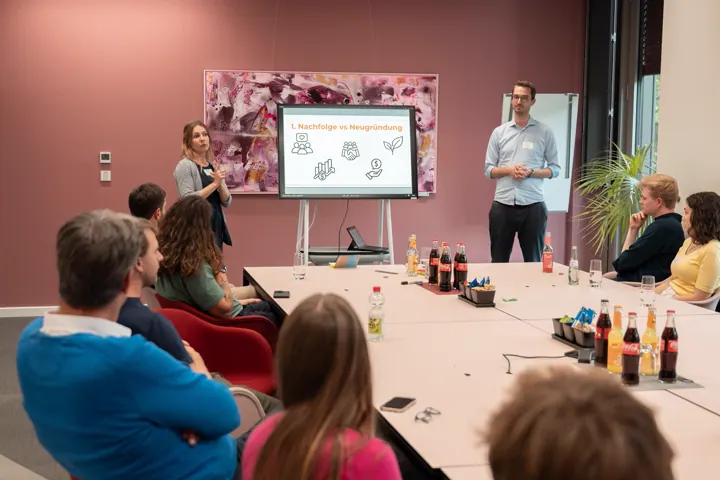 Austausch in kleiner Runde am Tisch