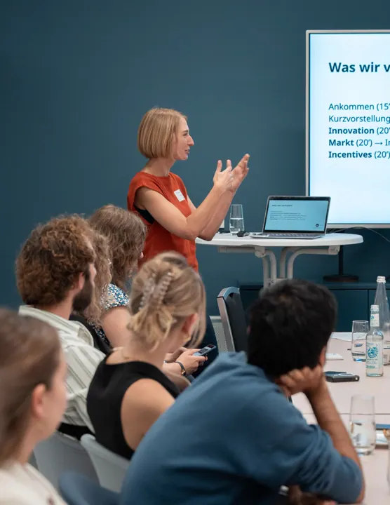 Speakerin am Laptop im Workshop