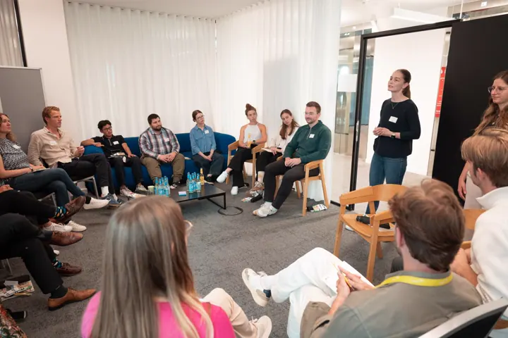 Workshop mit Teilnehmenden im Raum