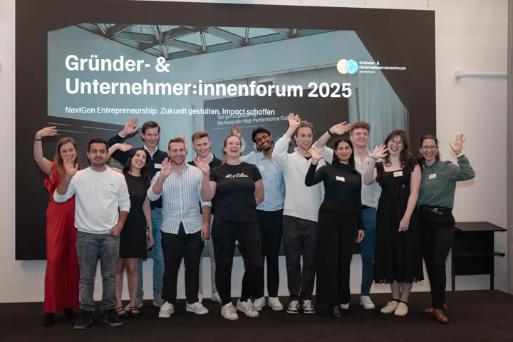 Gruppenfoto des Orga-Teams vor der GUF-2025-Leinwand