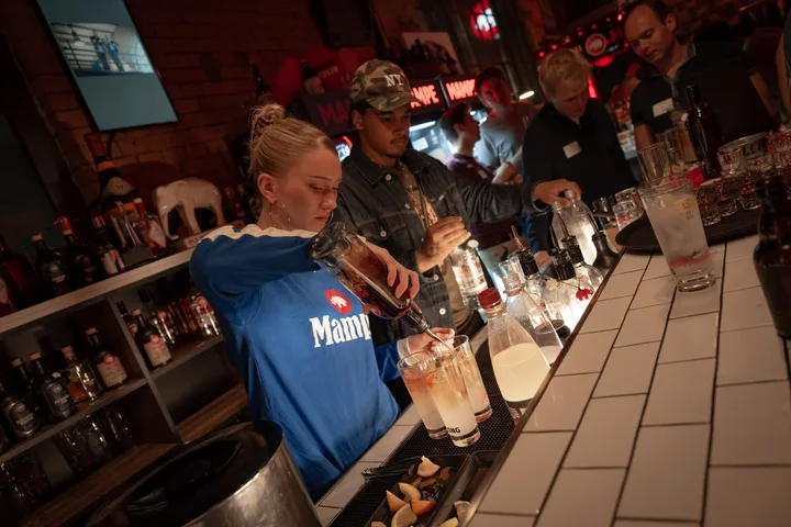 Drinks werden an der Mampe-Bar eingeschenkt