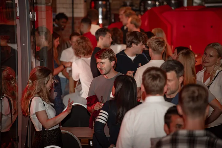 Volle Location mit vielen Gästen beim Pre-Event