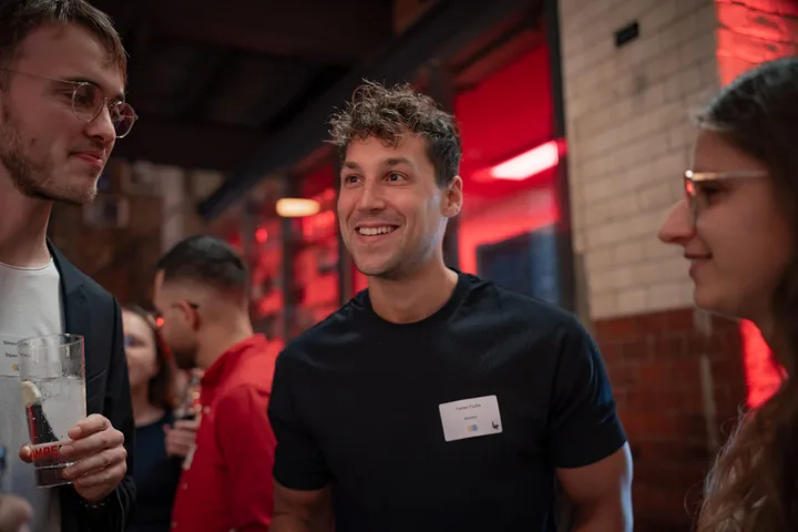 Gäste im Gespräch beim Networking